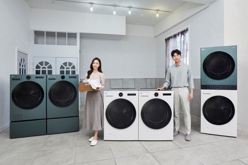 LG 트롬 건조기 라인업. 그린·화이트·베이지 오브제 컬러의 18~21kg 트롬 건조기와 워시타워가 일렬로 배치된 모습